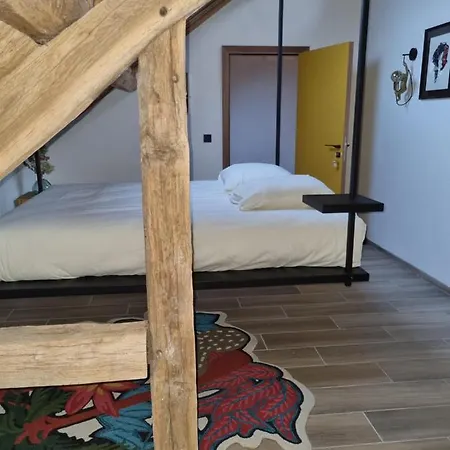 Cerf, Ouvre-moi Bed & Breakfast Rochefort